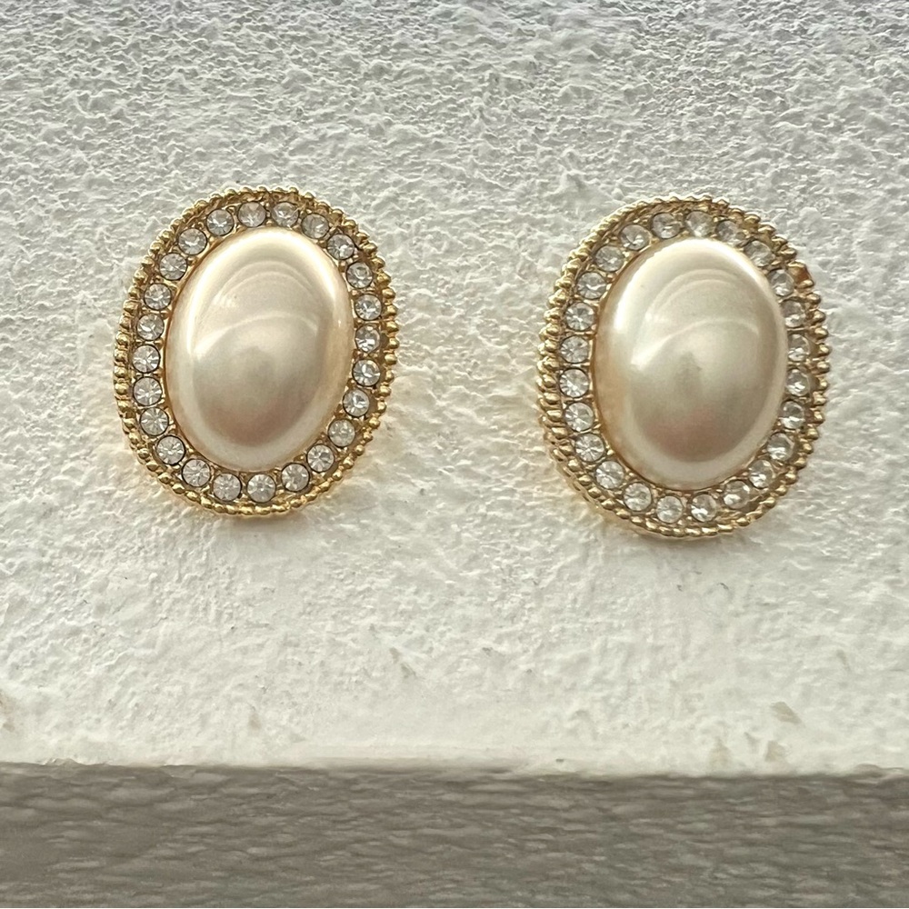 Vintage Gold and Cream Clip On Earrings